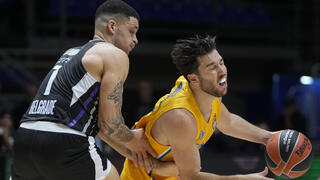 שחקן מכבי ת"א תמיר בלאט מול שחקן פרטיזן בלגרד איפה לונדברג