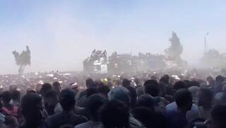 תיעוד של צפיפות ודחיפות סביב משאית סיוע בדרום רצועת עזה