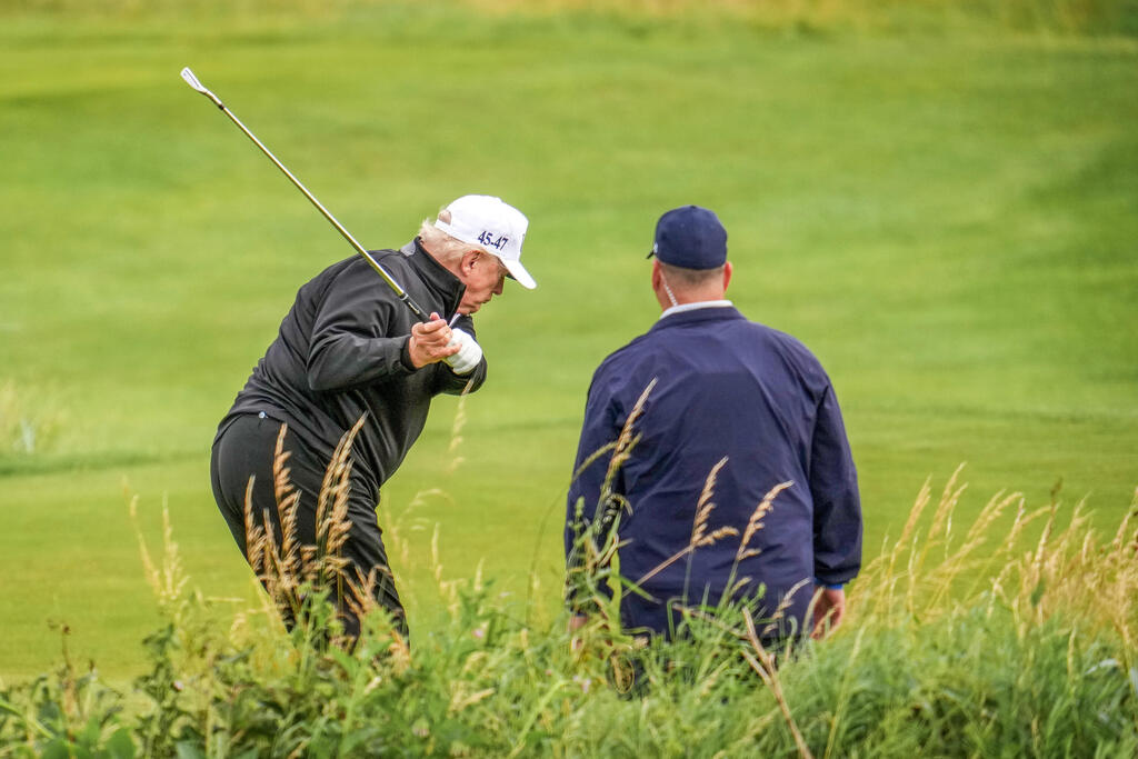 Trump playing golf (Photo: Christopher Furlong/Getty Images) נשיא ארה"ב טראמפ משחק גולף במגרש בבעלותו ב טורנברי סקוטלנד