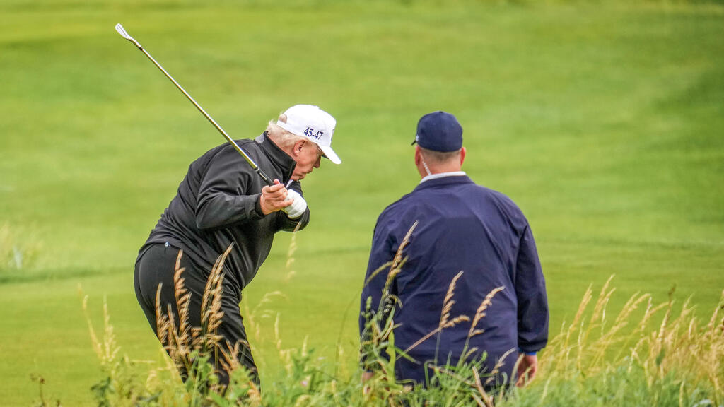 Trump plays golf: archive (Photo: Christopher Furlong/Getty Images) נשיא ארה"ב טראמפ משחק גולף במגרש בבעלותו ב טורנברי סקוטלנד