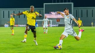 אדיר לוי מנסה להגביה מול הריברטו טבארש