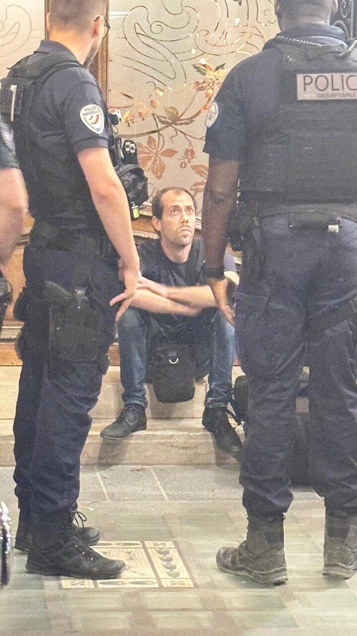 כוחות משטרת צרפת במלון רגינה אחרי הקרנת מסר אנטי-ישראלי בידי ארגון אמנסטי