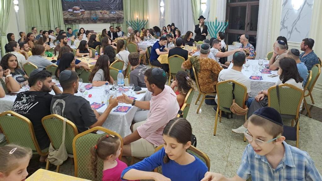 ארוחת ערב בבית חב"ד בקמבודיה