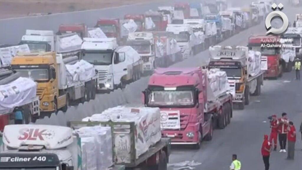 Грузовики с гумпомощью משאיות מכניסות סיוע הומניטרי ממצרים