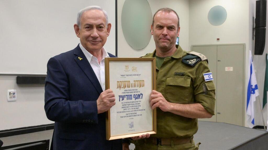Биньямин Нетаниягу и генерал-майор Шломи Биндер, июль 2025 года (Фото: Мааян Туаф, ЛААМ) ראש הממשלה נתניהו בביקור בבסיס של אגף המודיעין