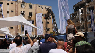 הריסת הבניינים שנפגעו במהלך מבצע 'עם כלביא' בחולון