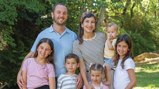 אהרון ושולמית אדלר, וחמשת ילדיהם. "עלינו כולנו לבמה בטקס הסיום, הם היו חלק מהדרך" 