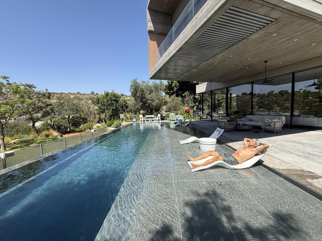 בריכת אינפיניטי