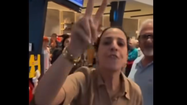 אחת הנשים שקראו "לשחרר את פלסטין", מתוך הסרטון