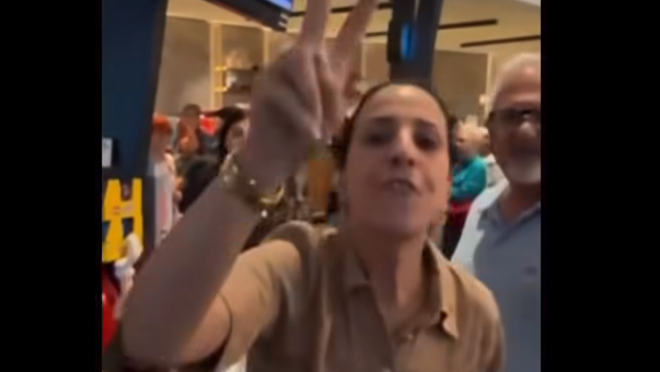 אחת הנשים שקראו "לשחרר את פלסטין", מתוך הסרטון