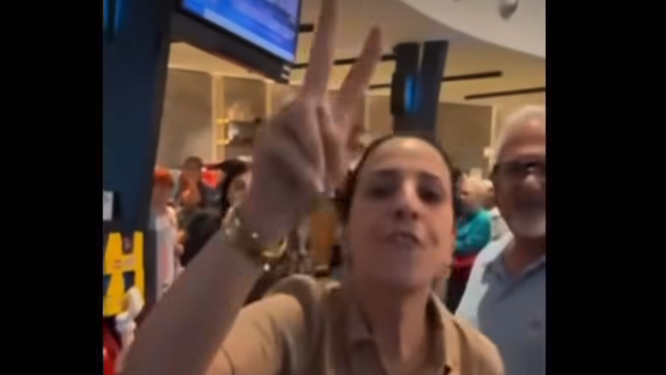 אחת הנשים שקראו "לשחרר את פלסטין", מתוך הסרטון