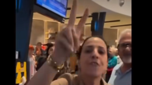 אחת הנשים שקראו "לשחרר את פלסטין", מתוך הסרטון