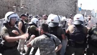 הפגנה פרו-פלסטינית ביוון בזמן הגעה של ספינה עם תיירים ישראלים