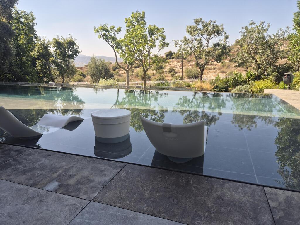 בריכת אינפיניטי