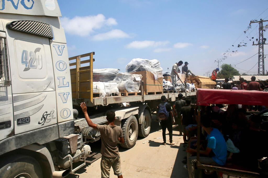 סיוע הומניטרי נכנס לעזה מגבול מצרים