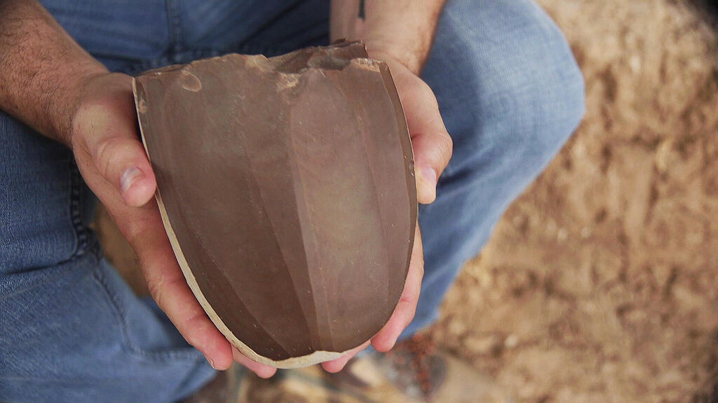 גרעין צור שממנו הופקו להבים לפני כ-5,500 שנה. נמצא בחפירה באופן חריג