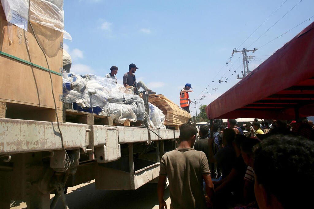 סיוע הומניטרי נכנס לעזה מגבול מצרים