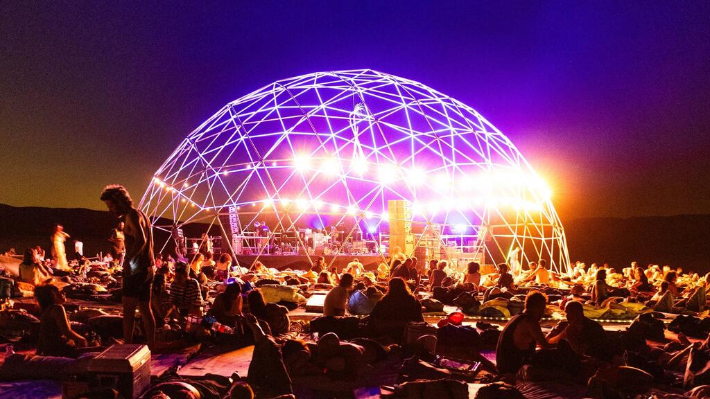 1,500 people lie beneath the stars in the desert: At this