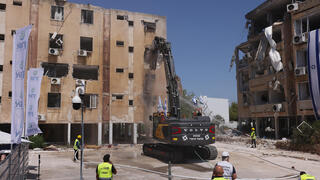 הריסת הבניינים שנפגעו במהלך מבצע 'עם כלביא' בחולון