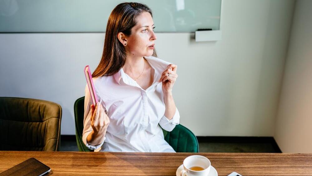 אישה גיל המעבר גלי חום גל חום הזעות