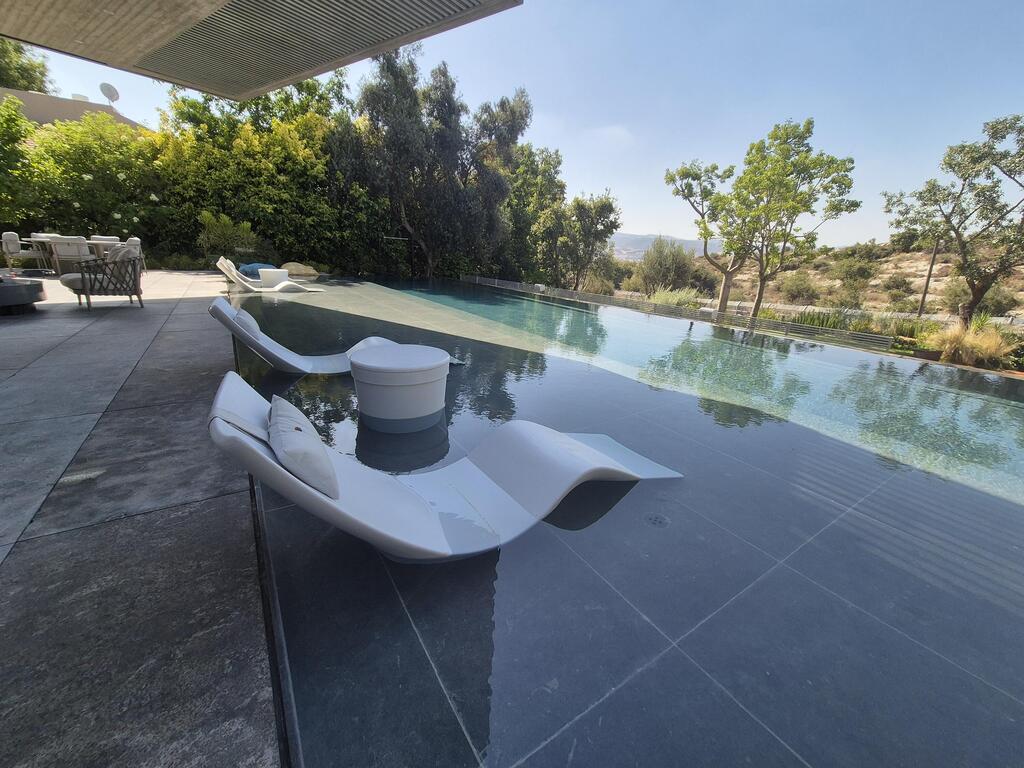 בריכת אינפיניטי