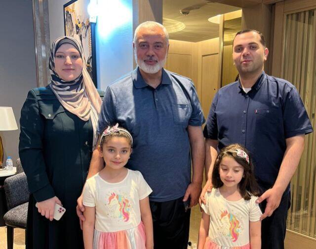 אינאס הנייה עם בעלה, חאזם חמה איסמעיל, ובנותיה