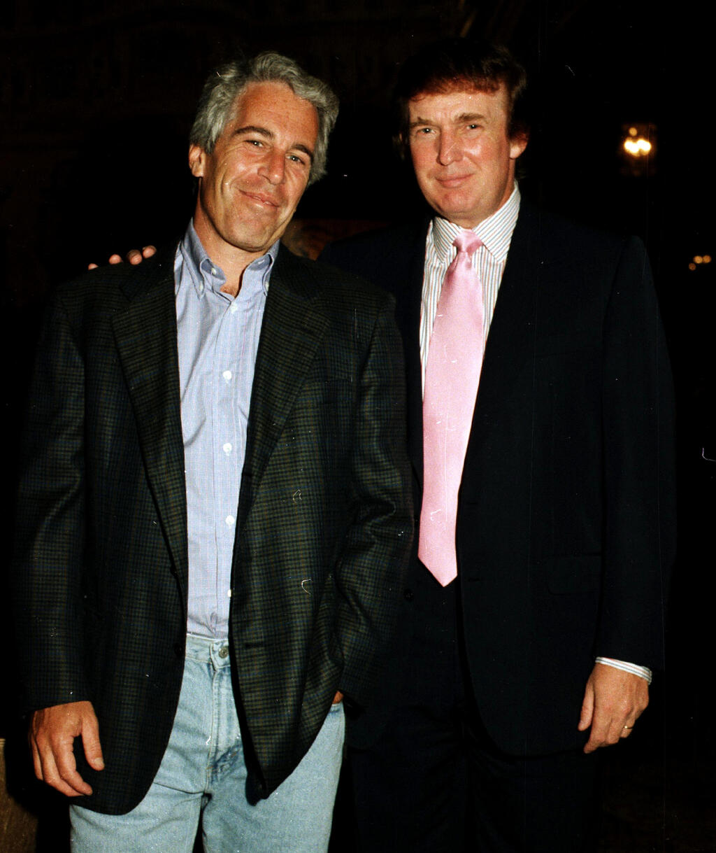 ג'פרי אפשטיין (משמאל) ודונלד טראמפ במאר־א־לאגו ב־1997