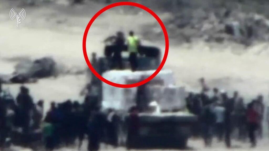 Hamas operatives looting humanitarian aid truck in Gaza (Photo: IDF) תיעוד של מחבלי חמאס חמושים בוזזים את הסיוע ההומניטרי