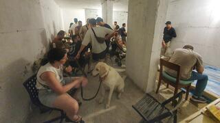 אנשים במקלט באזור כיכר רבין בזמן שיגור טיל מתימן