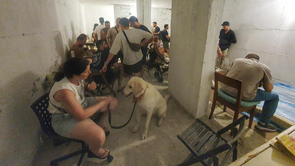 Israelis sheltering in Tel Aviv following missile launched from Yemen (Photo: Dana Koppel) אנשים במקלט באזור כיכר רבין בזמן שיגור טיל מתימן