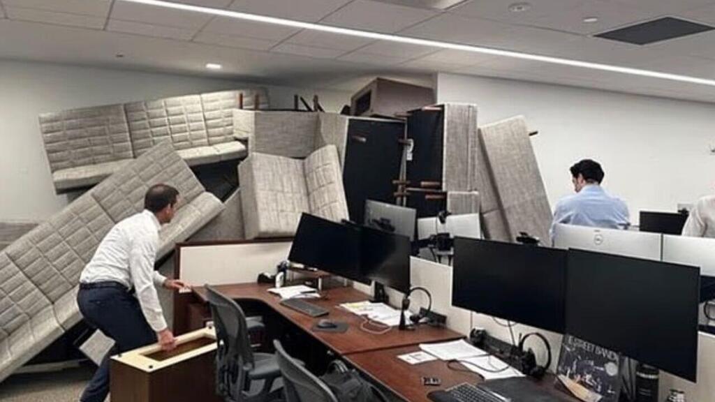 עובדים מתבצרים במשרד בגורד השחקים שבו היה הטבח ב מנהטן ניו יורק