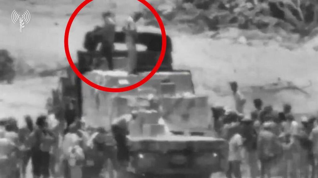 תיעוד של מחבלי חמאס חמושים בוזזים את הסיוע ההומניטרי