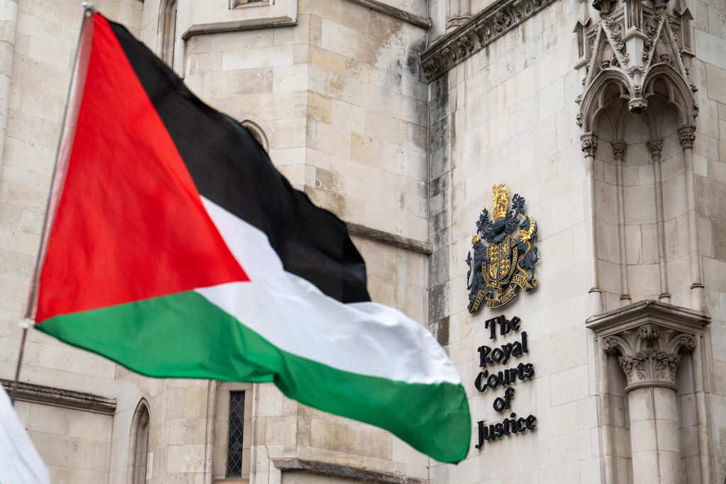 Photo: Niklas HALLE'N / AFP לונדון בריטניה דגל פלסטין ליד בניין בית המשפט המלכותי