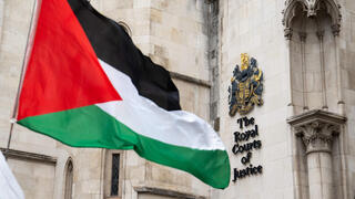 לונדון בריטניה דגל פלסטין ליד בניין בית המשפט המלכותי