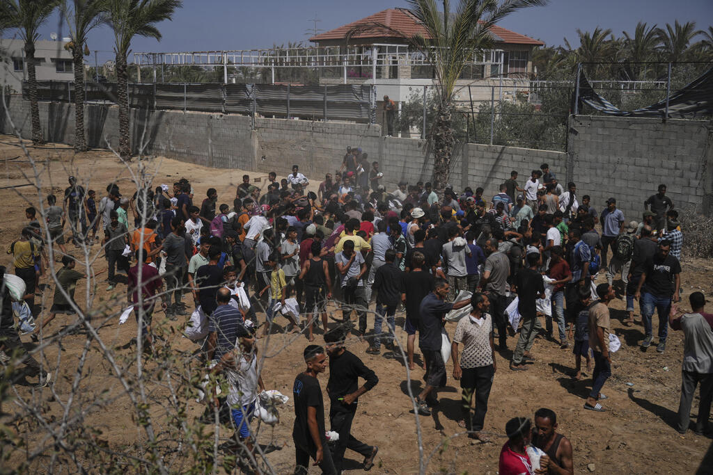 סיוע הומניטרי מוצנח מעל א-זוואידה