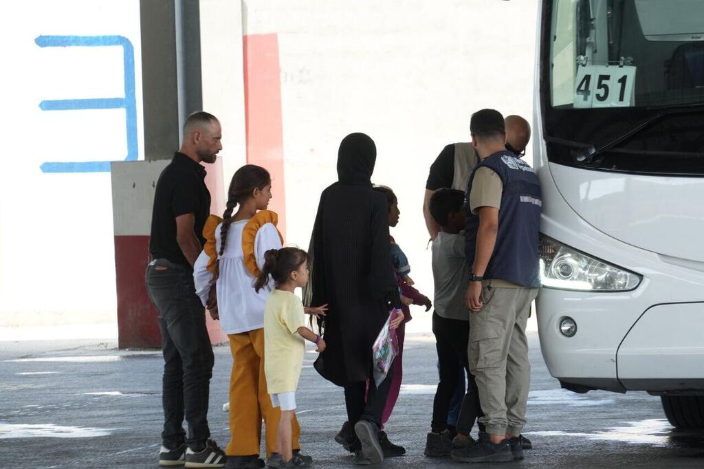 עזתים עוברים במעבר כרם שלום בשביל לקבל טיפולים רפואיים