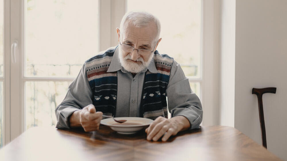 Studies have linked eating alone to depressive symptoms, less healthy diets and differences in the volume of certain brain regions (Photo: Shutterstock) קשיש אוכל לבד