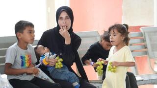 עזתים עוברים במעבר כרם שלום בשביל לקבל טיפולים רפואיים