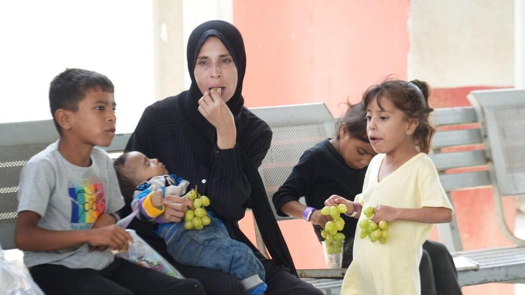 עזתים עוברים במעבר כרם שלום בשביל לקבל טיפולים רפואיים