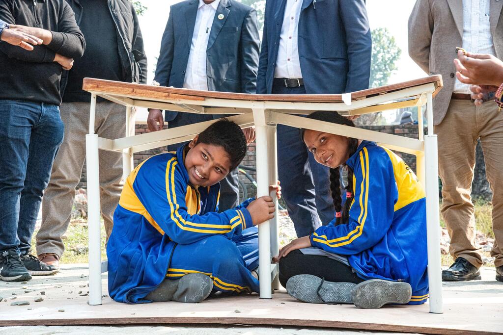 Students demonstrate the use of an earthquake-resistant classroom desk during a safety drill, designed to withstand heavy debris, at a school event in a high-risk seismic zone (Photo: Ido Bruno) שולחן עמיד בפני רעידות אדמה, פיתוח ישראלי, בצלאל