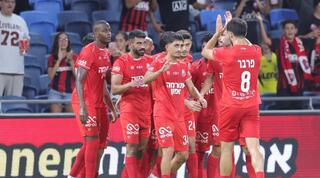 שחקני הפועל חיפה חוגגים