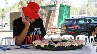 גדי מוזס סופד לזוגתו, אפרת כץ ז"ל שנקברה בניר עוז