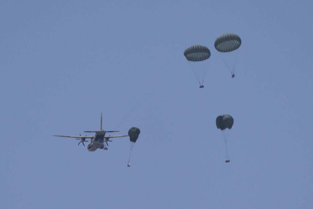 Aid drops in Gaza (Photo: AP Photo/Abdel Kareem Hana) סיוע הומניטרי מוצנח מעל דיר אל בלאח
