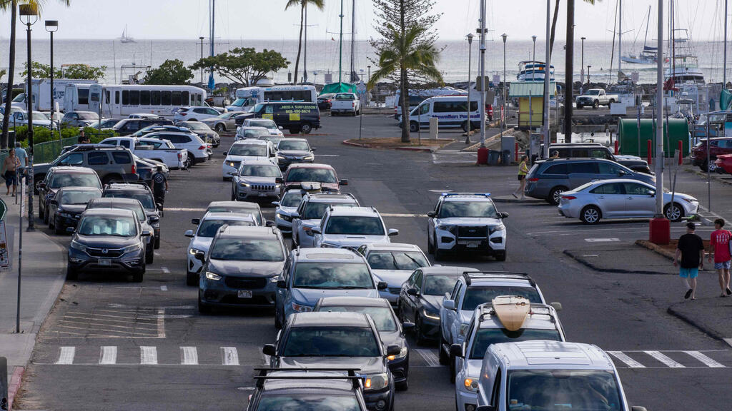 Evacuation from coastal areas in Hawaii in anticipation of tsunami waves hitting the shores פקקים בהוואי בעקבות הצונאמי