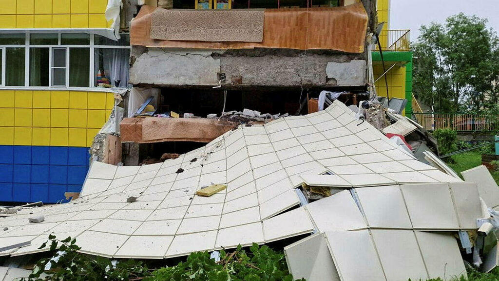 Damage from the earthquake in a pre-school in Petropavlovsk-Kamchatsky
(Photo: Reuters) גן ילדים בפטרופבלובסק-קמצ'טסקי שניזוק מרעידת האדמה במזרח רוסיה