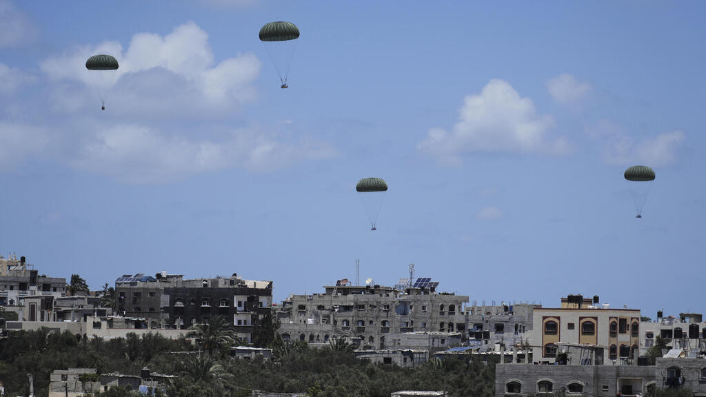 סיוע הומניטרי מוצנח מעל א-זוואידה