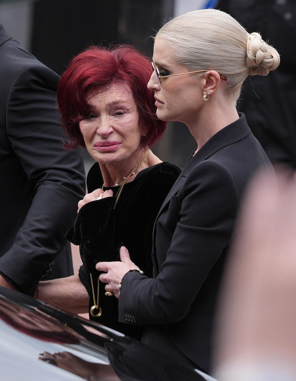 תהיו חזקות! קלי ושרון אוסבורן (צילום: Christopher Furlong/Getty Images) אוזי אוסבורן הלוויה שרון אוסבורן קלי אוסבורן