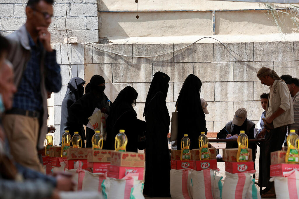 סלי מזון שסופקו על ידי עמותת צדקה בצנעא