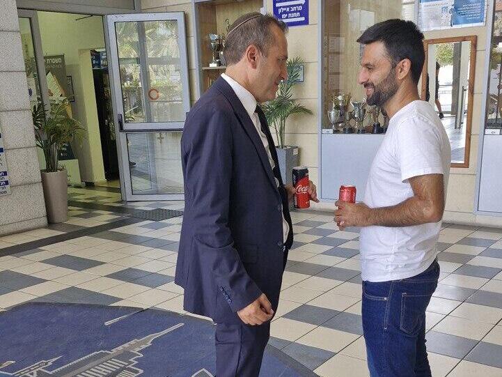 יוסף חדאד ועורך דינו בתחנת המשטרה ביפו