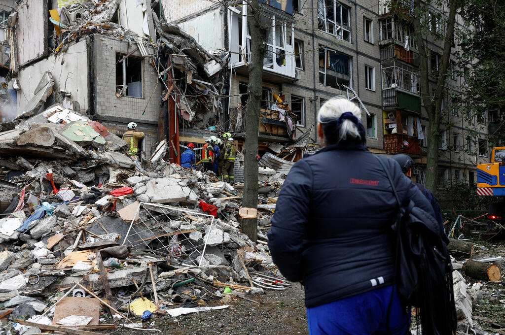 אוקראינה קייב הפצצה שביצעה רוסיה אישה מחכה לחילוץ בנה מבין ה הריסות ב בניין